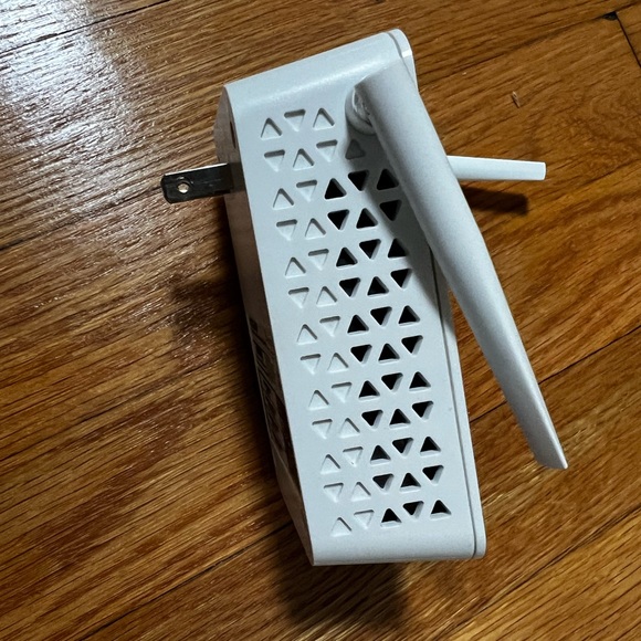 Netgear WiFi Extender in White - Picture 3 of 6